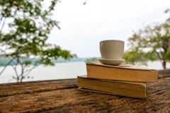 Avslappnande ögonblick, bok- och kaffekopp på den wood tabellen Koppla av tid på feriebegreppslopp, arkivbilder Avslappnande ögonblick, bok- och kaffekopp på den wood tabellen Koppla av tid på feriebegreppslopp, arkivbilder