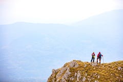 Avventuri, viaggi, turismo, aumento e concetto della gente - coppia sorridente che cammina con gli zainhi all'aperto immagine stock libera da diritti Avventuri, viaggi, turismo, aumento e concetto della gente - coppia sorridente che cammina con gli zainhi all'aperto immagine stock libera da diritti