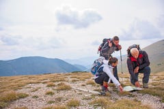Avventuri, viaggi, turismo, aumento e concetto della gente - gruppo di amici sorridenti con gli zainhi e la mappa all'aperto immagini stock libere da diritti Avventuri, viaggi, turismo, aumento e concetto della gente - gruppo di amici sorridenti con gli zainhi e la mappa all'aperto immagini stock libere da diritti