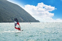Avvolga la spuma sul lago garda, Riva del Garda - Italia Immagini Stock Avvolga la spuma sul lago garda, Riva del Garda - Italia Immagini Stock