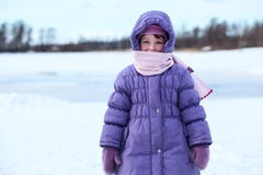 Avvolto nel piccolo bambino dei vestiti caldi che sta all'aperto Fotografie Stock Avvolto nel piccolo bambino dei vestiti caldi che sta all'aperto Fotografie Stock