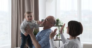 Avós que jogam com neta do bebê Avós que jogam com neta do bebê