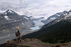 Awanturniczy mężczyzna wycieczkowicz na stromej falezie nad Kolumbia Icefield lodowem i moreny jeziorem fotografia stock Awanturniczy mężczyzna wycieczkowicz na stromej falezie nad Kolumbia Icefield lodowem i moreny jeziorem fotografia stock