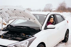 Ayuda o ayuda que espera - avería de la mujer para del coche del invierno fotos de archivo libres de regalías Ayuda o ayuda que espera - avería de la mujer para del coche del invierno fotos de archivo libres de regalías