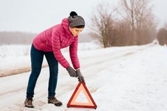 Ayuda o ayuda que espera - avería de la mujer para del coche del invierno foto de archivo libre de regalías Ayuda o ayuda que espera - avería de la mujer para del coche del invierno foto de archivo libre de regalías