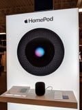 Ayudante del siri de Apple Homepod en la exhibición imagen de archivo libre de regalías Ayudante del siri de Apple Homepod en la exhibición imagen de archivo libre de regalías