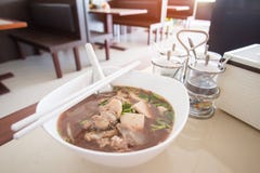 Ayutthaya fartygnudel: Grisköttnudlar blandade med svins blod för att upplösa i soppa royaltyfria bilder Ayutthaya fartygnudel: Grisköttnudlar blandade med svins blod för att upplösa i soppa royaltyfria bilder
