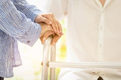 Aziatisch familiepaar met leurder tijdens rehabilitatie in huis, jonge vrouwenverzorger of de holdingshand van de vrouwenhand van stock foto's Aziatisch familiepaar met leurder tijdens rehabilitatie in huis, jonge vrouwenverzorger of de holdingshand van de vrouwenhand van stock foto's