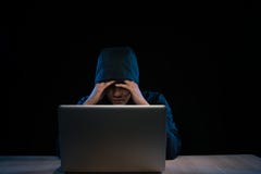 Aziatisch hakker het binnendringen in een beveiligd computersysteem computernetwerk met laptop in dark Cyber royalty-vrije stock fotografie Aziatisch hakker het binnendringen in een beveiligd computersysteem computernetwerk met laptop in dark Cyber royalty-vrije stock fotografie