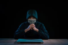Aziatisch hakker het binnendringen in een beveiligd computersysteem computernetwerk met laptop in dark Cyber royalty-vrije stock fotografie Aziatisch hakker het binnendringen in een beveiligd computersysteem computernetwerk met laptop in dark Cyber royalty-vrije stock fotografie