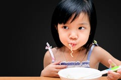 Aziatisch kindmeisje die Onmiddellijke noedels eten royalty-vrije stock afbeeldingen Aziatisch kindmeisje die Onmiddellijke noedels eten royalty-vrije stock afbeeldingen