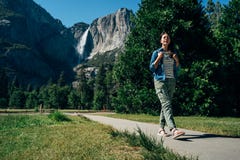 Aziatische backpacker die op weg lopen die sandals dragen royalty-vrije stock afbeelding Aziatische backpacker die op weg lopen die sandals dragen royalty-vrije stock afbeelding