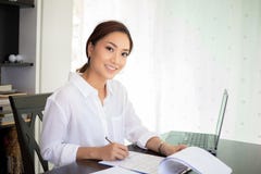 Aziatische bedrijfsvrouwen notitieboekje gebruiken en glimlachen die gelukkig voor worki stock afbeeldingen Aziatische bedrijfsvrouwen notitieboekje gebruiken en glimlachen die gelukkig voor worki stock afbeeldingen