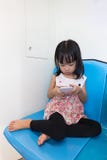 Aziatische Chinese meisjezitting binnen MRT met telefoon royalty-vrije stock fotografie Aziatische Chinese meisjezitting binnen MRT met telefoon royalty-vrije stock fotografie