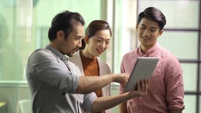 Aziatische collectieve stafmedewerkers die zaken in bureau bespreken stock footage Aziatische collectieve stafmedewerkers die zaken in bureau bespreken stock footage