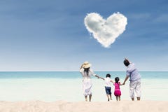 Aziatische familie die hartwolk bekijken bij strand stock illustratie Aziatische familie die hartwolk bekijken bij strand stock illustratie