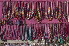 Aziatische hand - de gemaakte herinneringen maakten met lokale vakman en wordt verkocht bij de markt in Katmandu, Nepal royalty-vrije stock afbeeldingen Aziatische hand - de gemaakte herinneringen maakten met lokale vakman en wordt verkocht bij de markt in Katmandu, Nepal royalty-vrije stock afbeeldingen