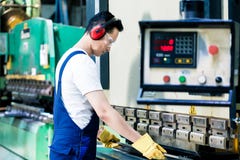 Aziatische machineexploitant in productie-installatie stock afbeeldingen Aziatische machineexploitant in productie-installatie stock afbeeldingen