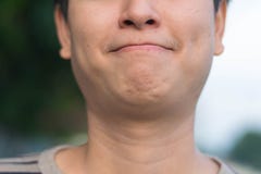 Aziatische mens die zijn het gelukkige glimlachen tonen royalty-vrije stock fotografie Aziatische mens die zijn het gelukkige glimlachen tonen royalty-vrije stock fotografie