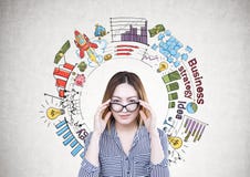 Aziatische onderneemster, glazen, businessplan stock afbeelding Aziatische onderneemster, glazen, businessplan stock afbeelding