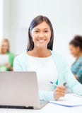 Aziatische onderneemster met laptop en documenten stock afbeeldingen Aziatische onderneemster met laptop en documenten stock afbeeldingen