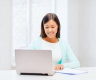 Aziatische onderneemster met laptop en documenten stock foto Aziatische onderneemster met laptop en documenten stock foto