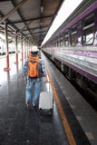 Aziatische reizigersmens die met bezittingen op reis door trein bij Chiang Mai-station, Thailand wachten stock fotografie Aziatische reizigersmens die met bezittingen op reis door trein bij Chiang Mai-station, Thailand wachten stock fotografie