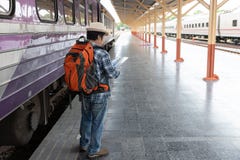 Aziatische reizigersmens die met bezittingen op reis door trein bij Chiang Mai-station, Thailand wachten stock afbeeldingen Aziatische reizigersmens die met bezittingen op reis door trein bij Chiang Mai-station, Thailand wachten stock afbeeldingen
