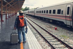 Aziatische reizigersmens die met bezittingen op reis door trein bij Chiang Mai-station, Thailand wachten royalty-vrije stock afbeeldingen Aziatische reizigersmens die met bezittingen op reis door trein bij Chiang Mai-station, Thailand wachten royalty-vrije stock afbeeldingen