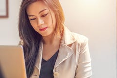 Aziatische vrouw die aan geestelijke ziekte lijden Bedrijfs vrouw - 2 royalty-vrije stock fotografie Aziatische vrouw die aan geestelijke ziekte lijden Bedrijfs vrouw - 2 royalty-vrije stock fotografie