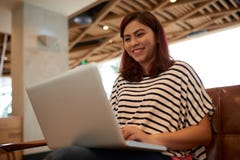 Aziatische vrouw die laptop met behulp van stock afbeeldingen Aziatische vrouw die laptop met behulp van stock afbeeldingen