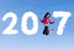 Aziatische vrouw die met 2017 springen Royalty-vrije Stock Afbeeldingen Aziatische vrouw die met 2017 springen Royalty-vrije Stock Afbeeldingen