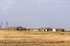 Azienda agricola distrutta per le mucche Abbandonato dagli esseri umani Case distrutte abbandonate Villaggi abbandonati in Crimea fotografie stock Azienda agricola distrutta per le mucche Abbandonato dagli esseri umani Case distrutte abbandonate Villaggi abbandonati in Crimea fotografie stock
