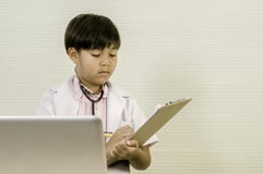 Azjatycka chłopiec lekarki mienia deska, analizować cierpliwych dane, laptop umieszczający na stole Z kopii przestrzenią zdjęcia stock Azjatycka chłopiec lekarki mienia deska, analizować cierpliwych dane, laptop umieszczający na stole Z kopii przestrzenią zdjęcia stock