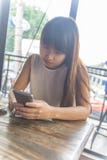 Azjatycka dziewczyna używa smartphone surfować internet obrazy stock Azjatycka dziewczyna używa smartphone surfować internet obrazy stock
