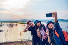 Azjatycka grupa m?odzi ludzie z chodzi wp?lnie, szcz??liwi przyjaciele i bierzemy fotografi? i selfie, Relaksuje czas obraz royalty free Azjatycka grupa m?odzi ludzie z chodzi wp?lnie, szcz??liwi przyjaciele i bierzemy fotografi? i selfie, Relaksuje czas obraz royalty free