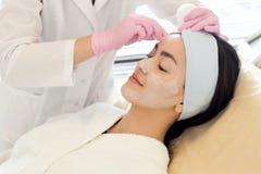 Azjatycka kobieta Odwiedza Cosmetologist zdjęcia stock Azjatycka kobieta Odwiedza Cosmetologist zdjęcia stock