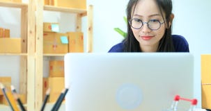 Azjatycka kobieta Pracuje w domu, Młody biznesowy zaczyna up z Online biznesem lub SME pojęciem zbiory wideo Azjatycka kobieta Pracuje w domu, Młody biznesowy zaczyna up z Online biznesem lub SME pojęciem zbiory wideo