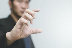 Azjatycki biznesowy mężczyzna z ręka palca przedstawienia skala lub rozmiarem fotografia stock Azjatycki biznesowy mężczyzna z ręka palca przedstawienia skala lub rozmiarem fotografia stock