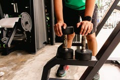 Azjatycki mężczyzna Bodybuilder z dumbbell ciężarami zasila przystojnych sportowych ćwiczenia Metafory sprawność fizyczna i treni zdjęcia royalty free Azjatycki mężczyzna Bodybuilder z dumbbell ciężarami zasila przystojnych sportowych ćwiczenia Metafory sprawność fizyczna i treni zdjęcia royalty free