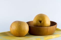 Azjatyckie bonkrety na Żółtej szkockiej kraty pieluchy Drewnianym pucharze zdjęcie stock Azjatyckie bonkrety na Żółtej szkockiej kraty pieluchy Drewnianym pucharze zdjęcie stock