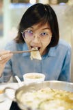 Azjatyckie kobiety je sukiyaki przy restauracją zdjęcie royalty free Azjatyckie kobiety je sukiyaki przy restauracją zdjęcie royalty free