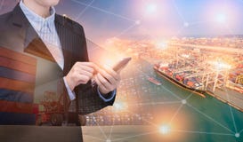 Azjatyckiego biznesowej kobiety use mądrze technologia internet rzeczy obraz royalty free Azjatyckiego biznesowej kobiety use mądrze technologia internet rzeczy obraz royalty free