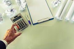 Azjatyckiego mężczyzny naciskowy kalkulator dla biznesu finanse na biurko biurowym bielu obraz royalty free Azjatyckiego mężczyzny naciskowy kalkulator dla biznesu finanse na biurko biurowym bielu obraz royalty free
