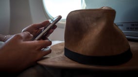 Azjatyckiej kobiety przyrządu pasażerski używa telefon podczas lota wnętrza samolotu fotografia royalty free Azjatyckiej kobiety przyrządu pasażerski używa telefon podczas lota wnętrza samolotu fotografia royalty free