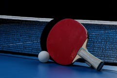 Azul de la paleta del tenis de vector del ping-pong Accesorios para la estafa y la bola de tenis de mesa en una tabla azul del te fotos de archivo libres de regalías Azul de la paleta del tenis de vector del ping-pong Accesorios para la estafa y la bola de tenis de mesa en una tabla azul del te fotos de archivo libres de regalías