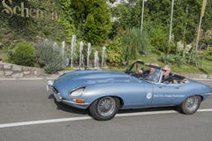 Azul sul de Tirol Rallye 2016_Jaguar E-Type_bright foto de stock royalty free Azul sul de Tirol Rallye 2016_Jaguar E-Type_bright foto de stock royalty free