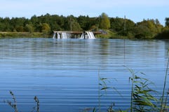Aérateur pour enrichir l'étang avec l'oxygène, un tuyau énorme c avec des trous image libre de droits Aérateur pour enrichir l'étang avec l'oxygène, un tuyau énorme c avec des trous image libre de droits