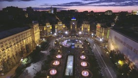 aéreo Fonte bonita na noite no quadrado da independência em Kiev, Ucrânia filme aéreo Fonte bonita na noite no quadrado da independência em Kiev, Ucrânia filme