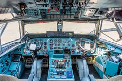 Aéroport de Chkalovski, région de Moscou, Russie - 12 août 2018 : Aperçu dans l'habitacle de pilote des avions militaires Antonov photo stock Aéroport de Chkalovski, région de Moscou, Russie - 12 août 2018 : Aperçu dans l'habitacle de pilote des avions militaires Antonov photo stock